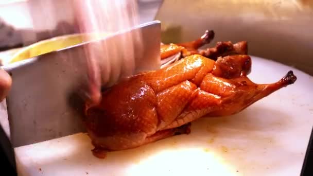 Chef Restaurante Cantonês Está Cortando Pato Assado Fresco — Vídeo de Stock