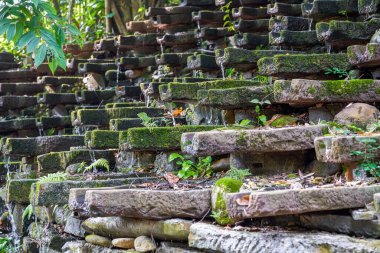 Akan su heykel peyzajı parktaki birçok taş öğütme diskinden oluşuyordu.