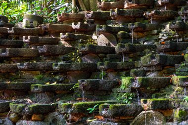 Akan su heykel peyzajı parktaki birçok taş öğütme diskinden oluşuyordu.