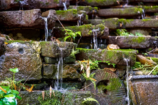 Paisagem Escultura Água Fluindo Composto Muitos Discos Pedra Moagem Parque — Fotografia de Stock