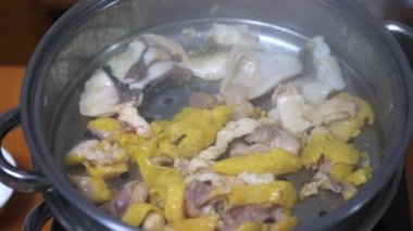 Bir tencere lezzetli sauna buğulanmış tavuk ve sauna buğulamalı balık, Kanton mutfağı.