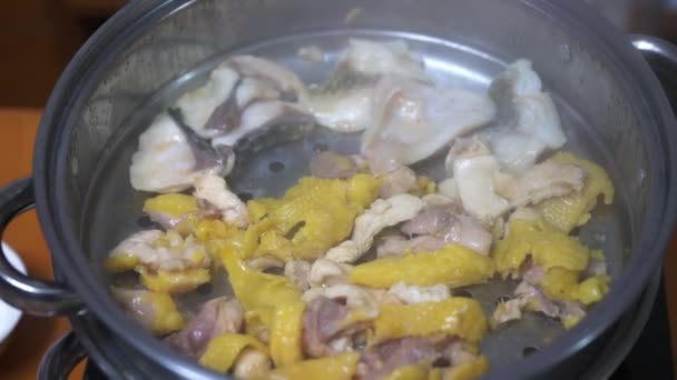 1つの鍋おいしいサウナ蒸し鶏とサウナ蒸し魚 広東料理 — ストック動画