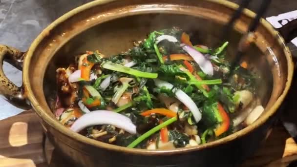 맛있는 광둥어 냄비에 전통적 광둥어 개구리 — 비디오