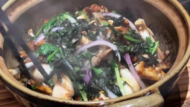 チリ鍋で1ポットおいしい古典的な広東料理 ふっくらしたカエル鍋 — ストック動画