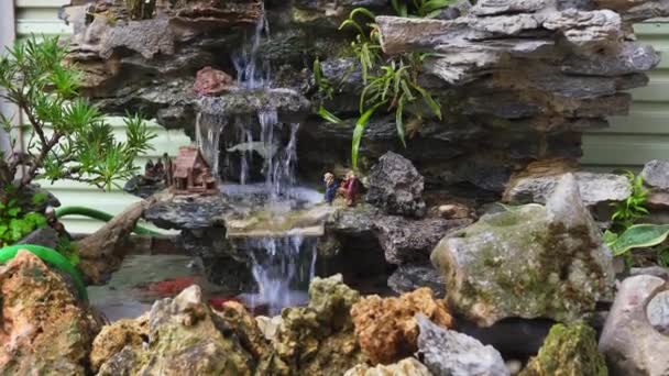 Κοντινό Πλάνο Του Βράχου Που Ρέει Λίμνη Στον Κήπο — Αρχείο Βίντεο