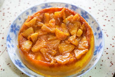 Lezzetli bir ananaslı şifonlu kek.