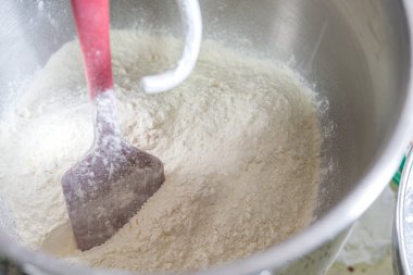 Mutfak makinesi hamur karıştırıyor.