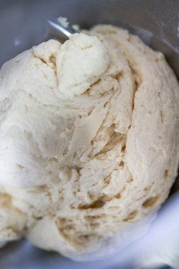 Mutfak makinesi hamur karıştırıyor.