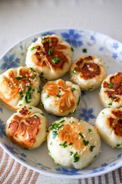 Bir tabak altın ve cezbedici kızarmış domuz çöreği.