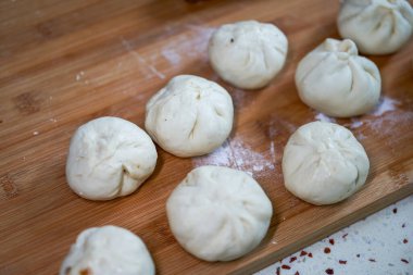 Mutfakta yapılan taze etli çörekler bitti.