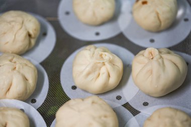 Mutfakta yapılan taze etli çörekler bitti.