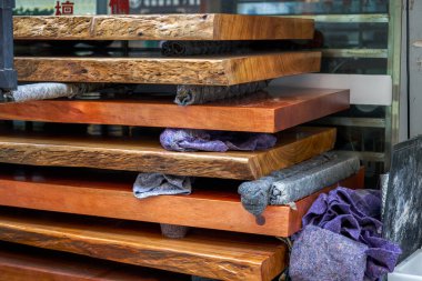 Maun kalasları ve maun masa. Pazarda satılık.