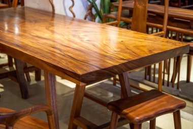 Maun kalasları ve maun masa. Pazarda satılık.