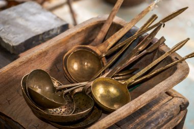 Eski pirinç çatal bıçak yığını.