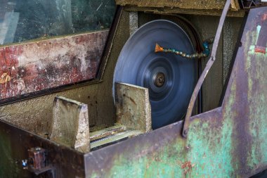 Yeşim taşını öğütücü bir tekerlekle kesmek için kullanılan makinenin yakın plan görüntüsü