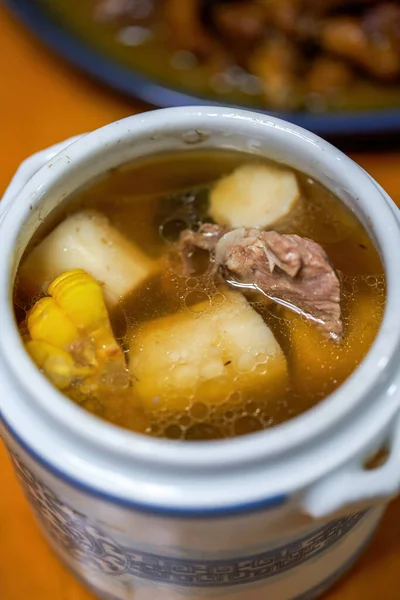 Semangkuk Masakan Kanton Yang Lezat Ubi Rebus Sup Iga Babi — Stok Foto