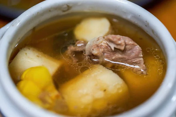 Semangkuk Masakan Kanton Yang Lezat Ubi Rebus Sup Iga Babi — Stok Foto