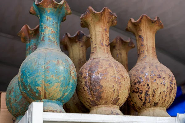 Três Velhos Vasos Enferrujados Close — Fotografia de Stock
