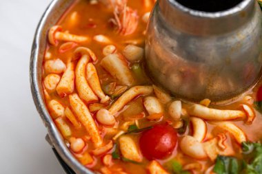 Bir tencere sıcak ve ekşi Tayland Tom çorbası.