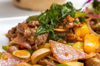 Lezzetli bir Pad Thai Mantarlı Biftek Kızartması