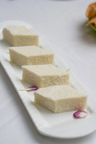 Ένα Πιάτο Γλυκό Και Μυρωδάτο Ταϊλανδέζικο Επιδόρπιο Κέικ Καρύδας — Φωτογραφία Αρχείου