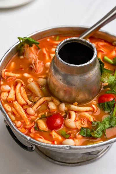 Una Olla Sopa Tom Yum Tailandesa Agria Caliente — Foto de Stock