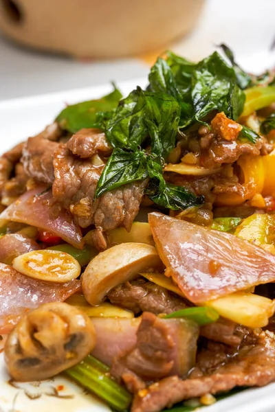 Delicious Pad Thai Mushroom Beef Stir Fry — Stock Photo, Image