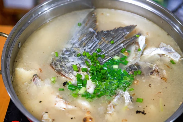 一壶味道鲜美的传统鱼汤 — 图库照片