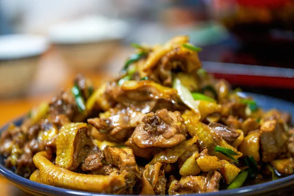 Ένα Πιάτο Νόστιμο Κινέζικο Σπιτικό Φαγητό Τηγανητό Κοτόπουλο Ασκαλώνια — Φωτογραφία Αρχείου