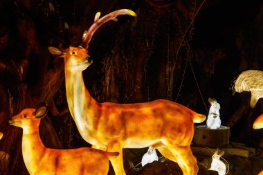 Geceleri yanan hayvan sanatı fenerlerinin yakın çekimi.