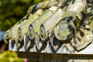 Eski Çin binasının taş çatısına yakın çekim