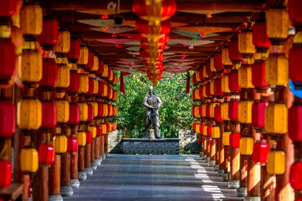 Close Hero Statue Chinese Lantern Tunnel — Stock Photo, Image