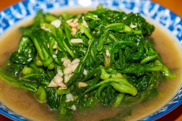 一种中国自制的菜 用大蒜煎生菜 — 图库照片