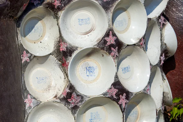 Dekorativní Plastika Naskládaných Keramických Misek Čínské Zahradě — Stock fotografie