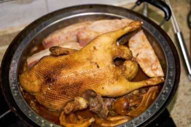 Lezzetli bir Çin yemeği, taro soslu buğulanmış ördek.