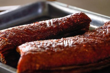 Kızarmış domuz göbeği ve çıtır çıtır bir derinin yakın çekimi.