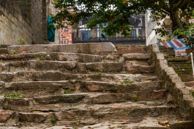 Eski Çin köyündeki eski tahta merdivenleri kapatın.