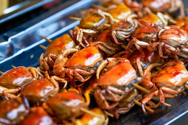 Sahildeki sokak yemekleri, kızarmış yengeçler ve kızarmış deniz balıkları.