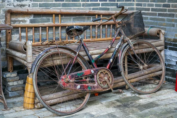 Primer Plano Una Bicicleta Vieja — Foto de Stock