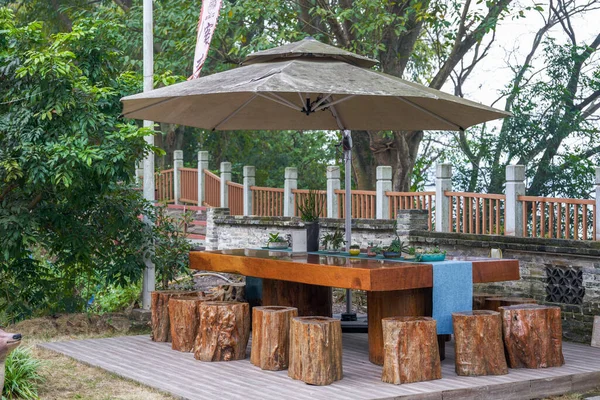 Table Loisirs Bois Tabouret Sous Parapluie Dans Jardin Forestier — Photo