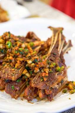 Lezzetli kızarmış domuz fanı kemiği, tuz ve biberli.