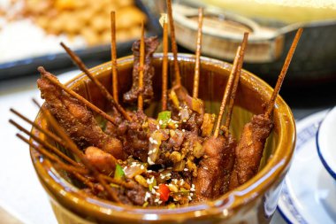 Çıtır çıtır ve lezzetli bir Çin yemeği, kızarmış tavşan şişleri.