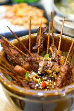 Çıtır çıtır ve lezzetli bir Çin yemeği, kızarmış tavşan şişleri.