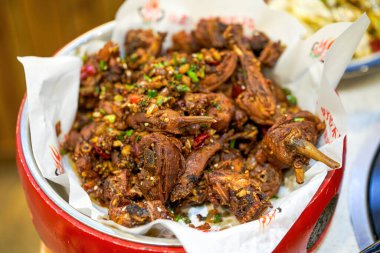 Çıtır ve baharatlı Guangxi yemeği, baharatlı ve çıtır ördek.