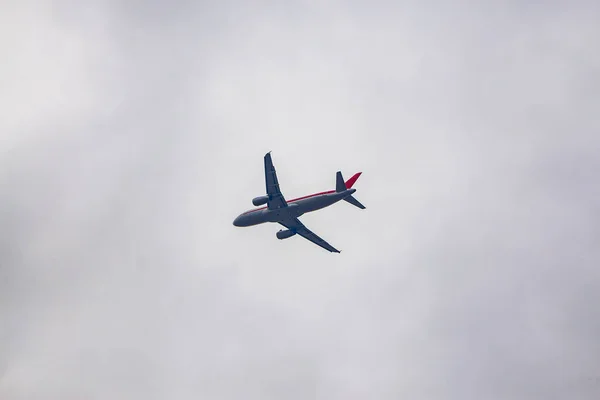 Civil Airliner Flies Sky — ストック写真