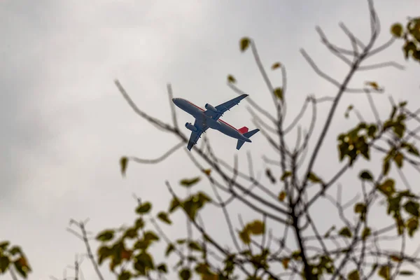 Gökyüzünde Sivil Bir Uçak Uçuyor — Stok fotoğraf