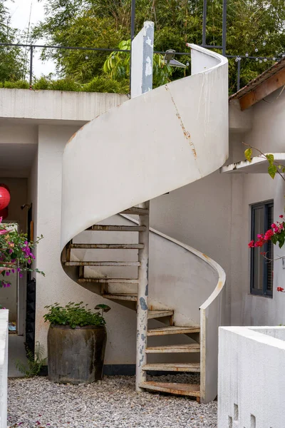 Villadaki beyaz sarmal merdivenlere yakın çekim.