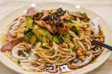 Tatlı ve ekşi ve lezzetli Guangxi Nanning geleneksel yemek, tatlı ve ekşi ızgara domuz eti kuru erişte