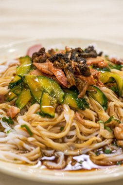 Tatlı ve ekşi ve lezzetli Guangxi Nanning geleneksel yemek, tatlı ve ekşi ızgara domuz eti kuru erişte