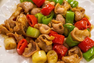 Tatlı ve lezzetli bir Çin yemeği, kızarmış domuz bağırsağı.